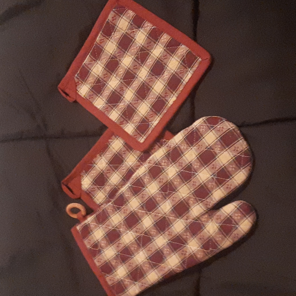 NIP red plaid oven mit set quality to detail fine stitching wooden o ring
